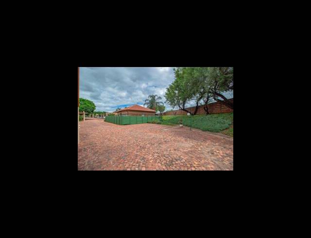 2 BEDROOM TOWNHOUSE FOR SALE IN MONTANA PARK